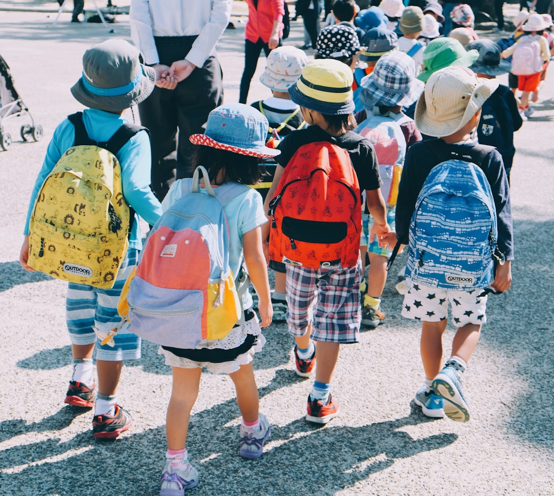 Droog naar school: zo kies je de beste regenjas voor je kind
