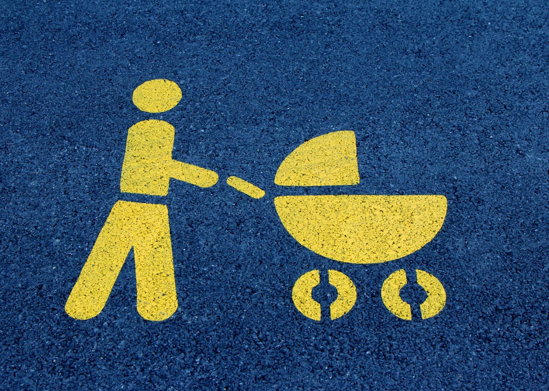 Droog op pad: alles wat je wilt weten over een regenhoes voor je kinderwagen